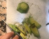 Foto del paso 1 de la receta: Tostada de aguacate, salmón y tomatitos cherry 🥑🍅