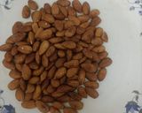 अखरोट और बादाम के लड्डू (akhroot aur badam ke laddu recipe in hindi) रेसिपी चरण 1 फोटो