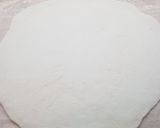 Foto del paso 6 de la receta: Pizza de gambas, ajetes y albahaca