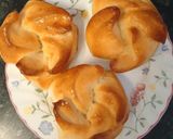 A picture of step 4 of Curly - Wurly breakfast buns.