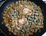 Foto del paso 4 de la receta: Habas esparragadas con huevo cuajado