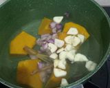 Foto langkah ke 2 dari resep Sayur Bening Daun Kelor Labu.