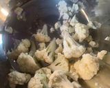 รูปขั้นตอนการทำที่ 2 ของ ผัดดอกกะหล่ำกับเห็ดเข็มทอง