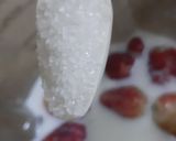 A picture of step 1 of Strawberry shake.