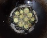 Foto langkah ke 2 dari resep Oyong Goreng Cabe Bawang.