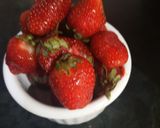 A picture of step 1 of Strawberry lassi.