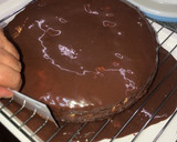 Foto del paso 12 de la receta: Bizcocho de limón y vainilla, buttercream y cobertura de chocolate