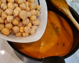 Foto del paso 7 de la receta: Potaje de garbanzos con chipirones y gambas