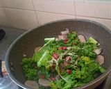 Foto langkah ke 4 dari resep Tumis Kale Bakso.