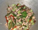 Foto langkah ke 3 dari resep Tumis cumi asin pete.