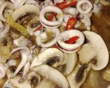 Foto langkah ke 7 dari resep Oseng Cumi Jamur.