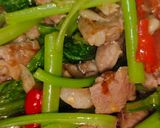 รูปขั้นตอนการทำที่ 4 ของ ผัดกวางตุ้งหมูพริก