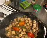 Foto del paso 3 de la receta: Pollo salteado en verduras y zapallo al horno 😋