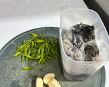 Foto langkah ke 1 dari resep Kepala Cumi Item Cabe Rawit.