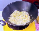 Foto langkah ke 3 dari resep Lumpia goreng isi rebung ayam.