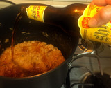 Foto del paso 3 de la receta: Sopa de cebolla con cerveza y crotones de parmesano, mostaza y tomillo