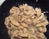 Foto del passaggio 5 della ricetta Straccetti di Pollo con funghi e panna