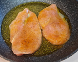 Foto del paso 4 de la receta: Pollo en salsa cremosa de champiñones y espinacas