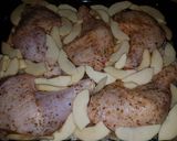 Sült csirkecomb savanyù káposzta ágyon almával és burgonyával recept fázis 3 fotója