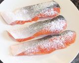 Hình bước làm 1 của món Cá hồi chiên sốt xì dầu