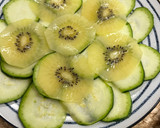 Foto del paso 2 de la receta: Carpaccio de calabacín y kiwi con vinagreta de naranja y miel