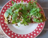 A picture of step 6 of Easy healthy lunch: toast with avocado and shrimps.