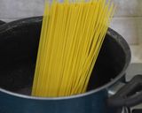 Foto langkah ke 1 dari resep Spaghetti Aglio Olio Sederhana.