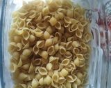 Фото кроку 1 до Макарони з вершковим соусом та часниковими ковбасками.
