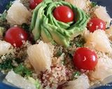 Une image de l'étape 3 de Salade aux quinoa, avocat et pamplemousse.