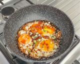 Foto langkah ke 5 dari resep Telur Ceplok Saus Kecap.
