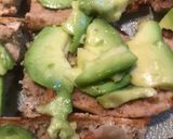 Foto del paso 3 de la receta: Tostas con jamón serrano y aguacate