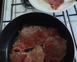 Foto del paso 2 de la receta: Bifecitos en sartén con arvejas huevo y salsa