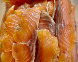 Foto del paso 1 de la receta: Mini tosta de salmón con huevo y cebolla