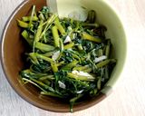 Foto langkah ke 3 dari resep Tumis kangkung bawang putih.