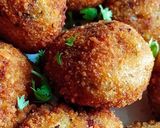 A picture of step 5 of Potato cheese ball.