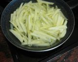 Foto del paso 3 de la receta: Pechuga de pollo rebozada y frita con papas fritas y ensalada