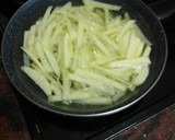 Foto del paso 3 de la receta: Pechuga de pollo rebozada y frita con papas fritas y ensalada