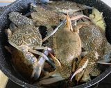 A picture of step 1 of Singapore Chilli Crab.