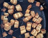 รูปขั้นตอนการทำที่ 2 ของ หมูกรอบจำแลงผัดโคชูจัง