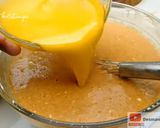 Foto langkah ke 6 dari resep Bolu Karamel atau Bolu Sarang Semut.