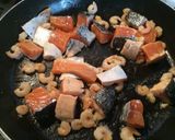 Foto del paso 2 de la receta: ARROZ CON CAMARÓN Y SALMON. 