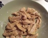 Foto del passaggio 3 della ricetta Straccetti di Pollo con funghi e panna