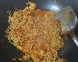 Foto langkah ke 4 dari resep Indomie Goreng Nyemek Simpel.