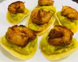 Hình bước làm 3 của món Finger Food 👌7: Khoai tây chiên + sốt trái bơ + tôm áp chảo“Món bốc tay mới đúng điệu”