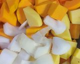Hình bước làm 1 của món Súp bí ngô, khoai tây chay
