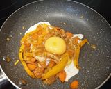 Foto del paso 2 de la receta: Sofrito de verduras y lomo con huevo de yema líquida