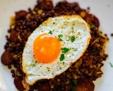 🌲 Pirított lencse fokhagymával, kolbásszal és tükörtojással 🥘 recept fázis 4 fotója