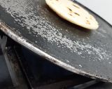 Foto del paso 4 de la receta: Arepa rellena con vegetales frescos y queso # menosde10