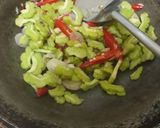 Foto langkah ke 3 dari resep Tumis jagung pare pedas.