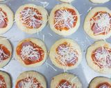 Foto langkah ke 2 dari resep Pizza Mini Homemade.